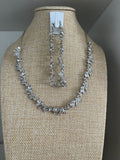 Collar plateado con brillantes