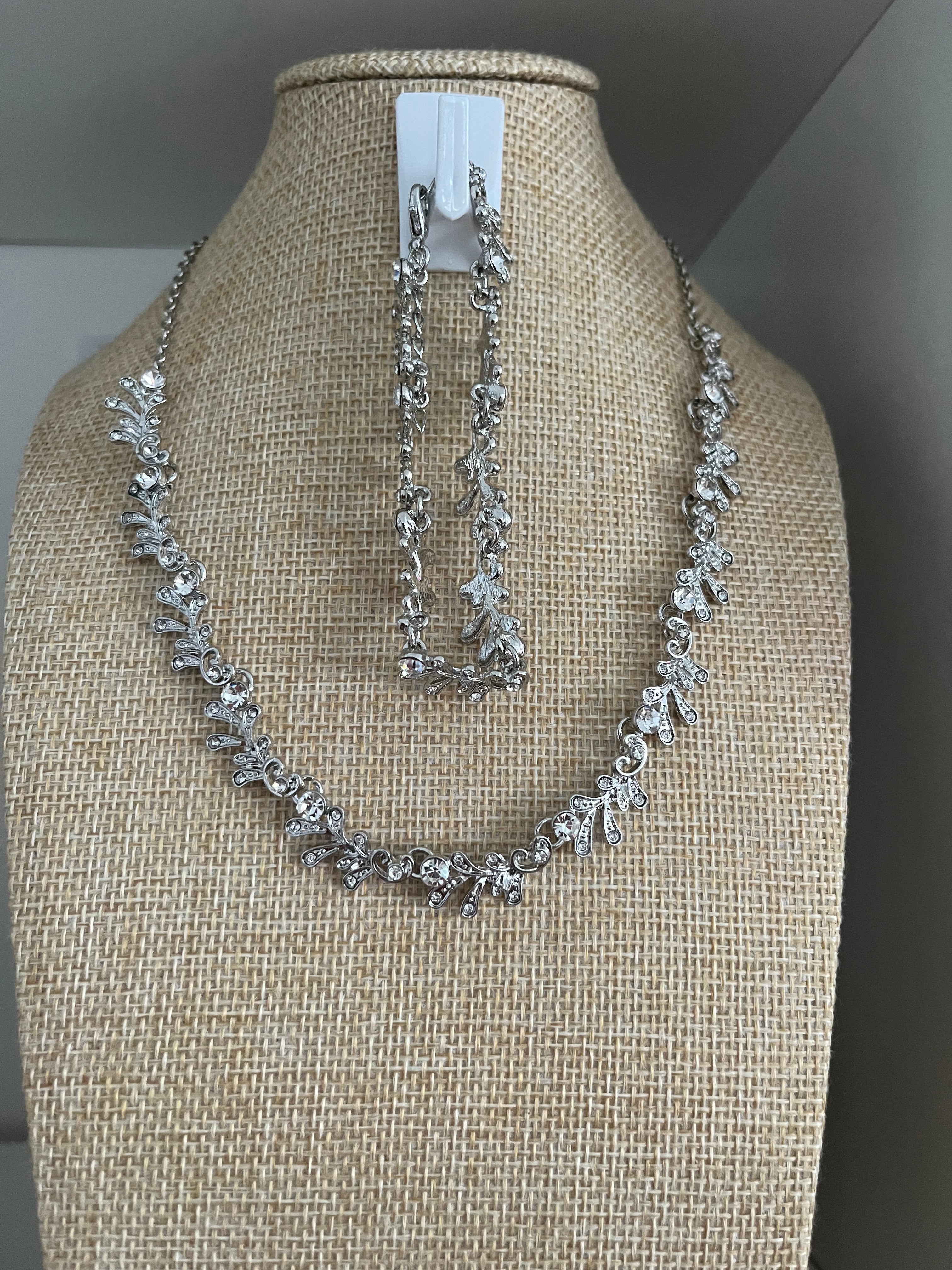 Collar plateado con brillantes